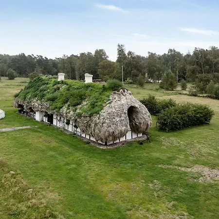 Feriehus Renovated Stable With Seaweed Roof On