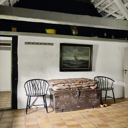 Feriehus Renovated Stable With Seaweed Roof On