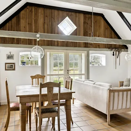 Feriehus Renovated Stable With Seaweed Roof On